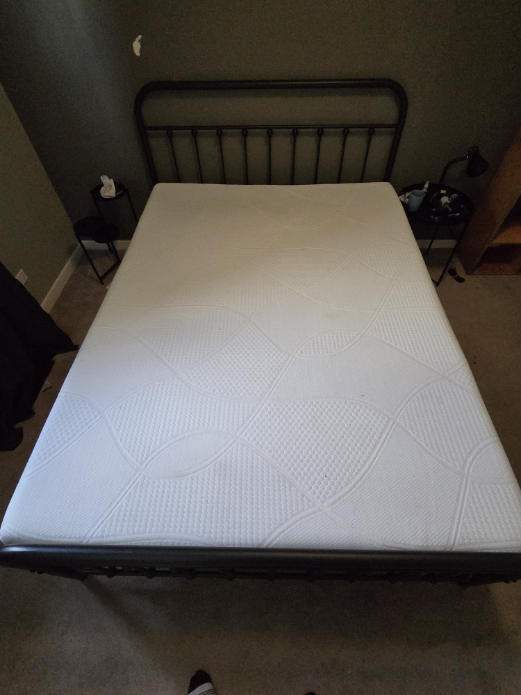 Queen Size Bedframe w/ Headboard - photo 4