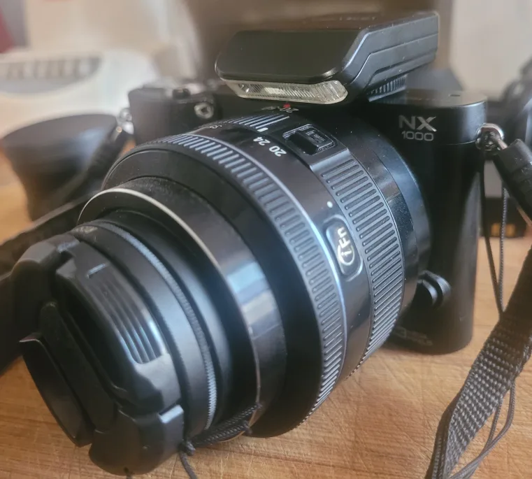 Samsung NX1000 Mirrorless Camera with Lens and Accessories image indicator(2)