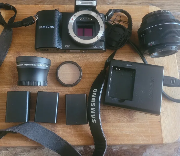 Samsung NX1000 Mirrorless Camera with Lens and Accessories image indicator(3)