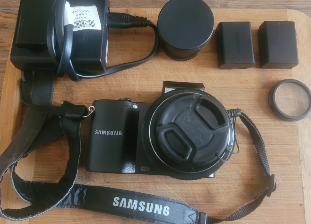 Samsung NX1000 Mirrorless Camera with Lens and Accessories image indicator(4)