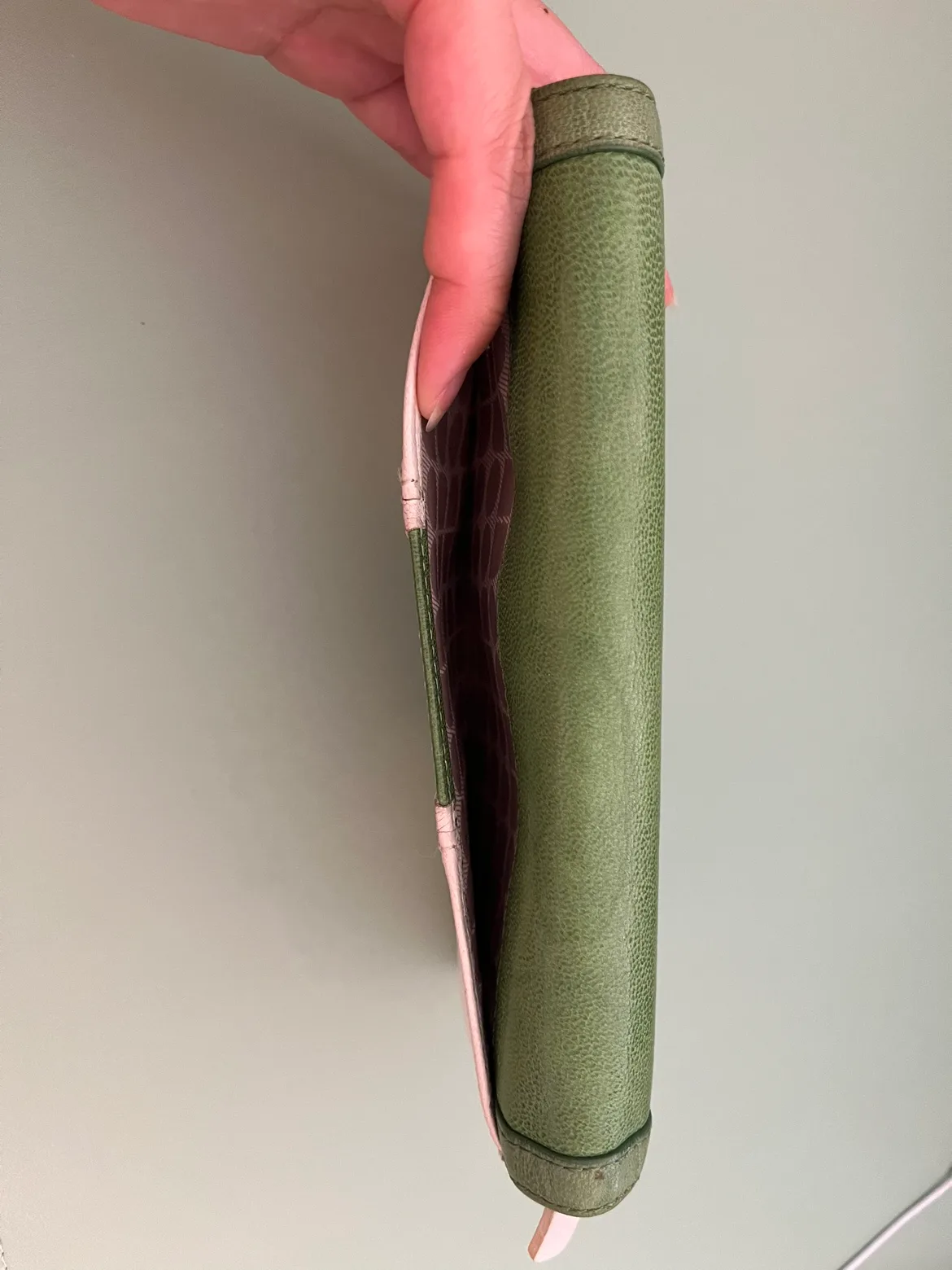 Kate Spade wallet image indicator(5)