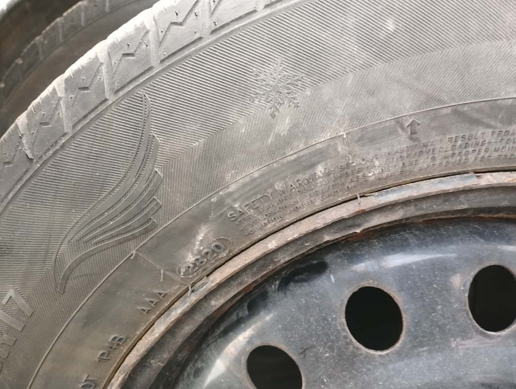 Set of 4 used Winter Tires with rims - photo 2