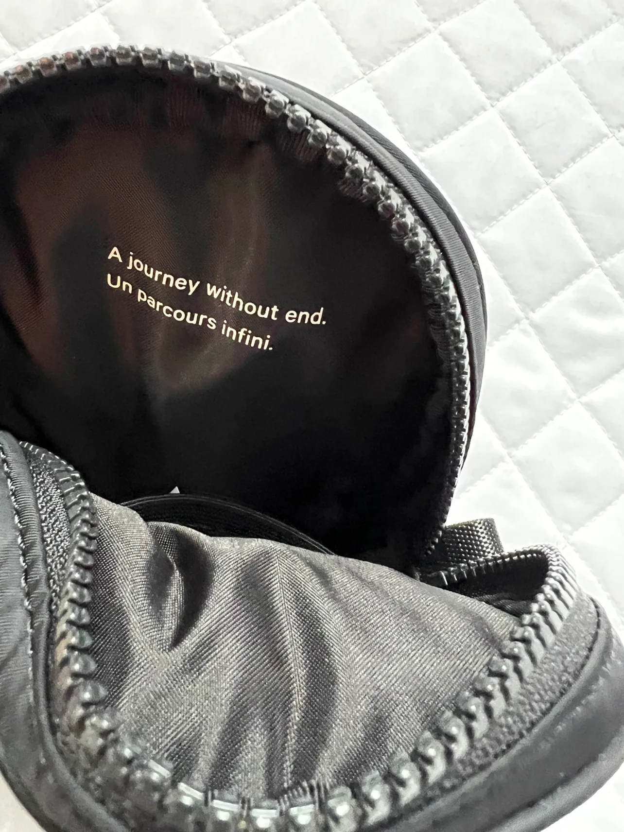 LULULEMON TEAM CANADA CROSSBODY BAG-NEW image indicator(4)