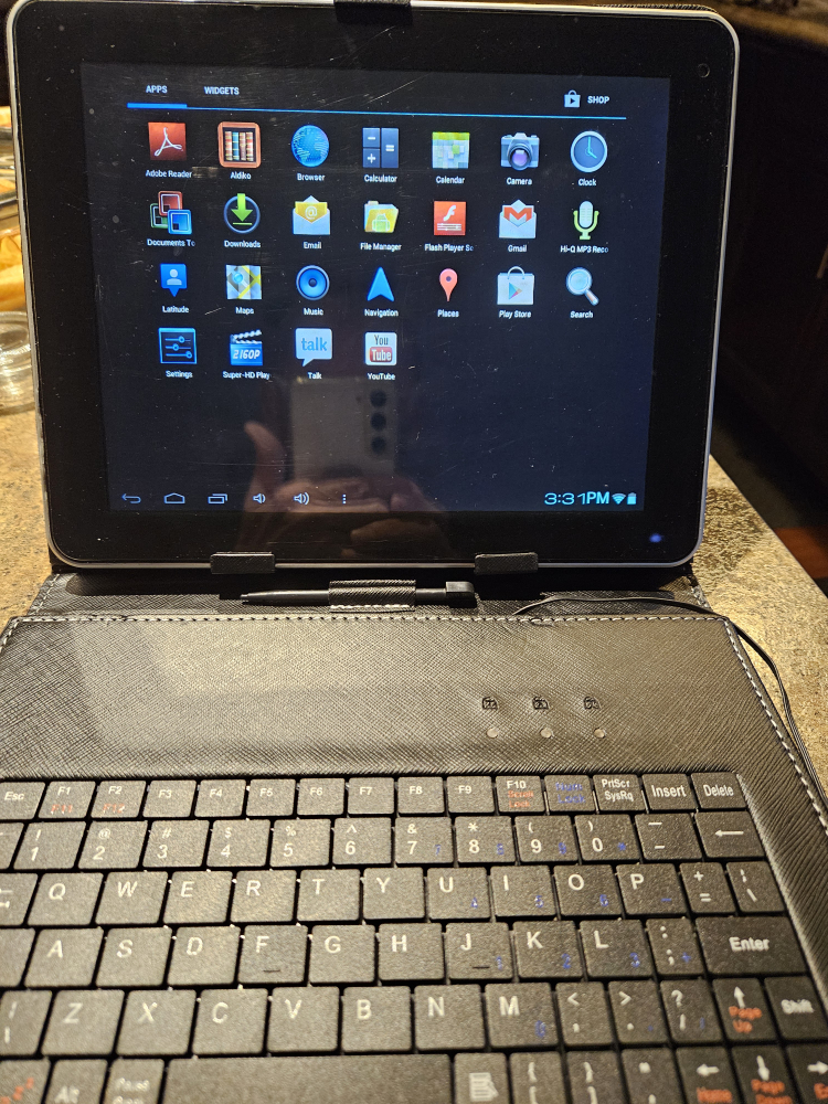 Older Android Tablet with Keyboard and Case - photo 3