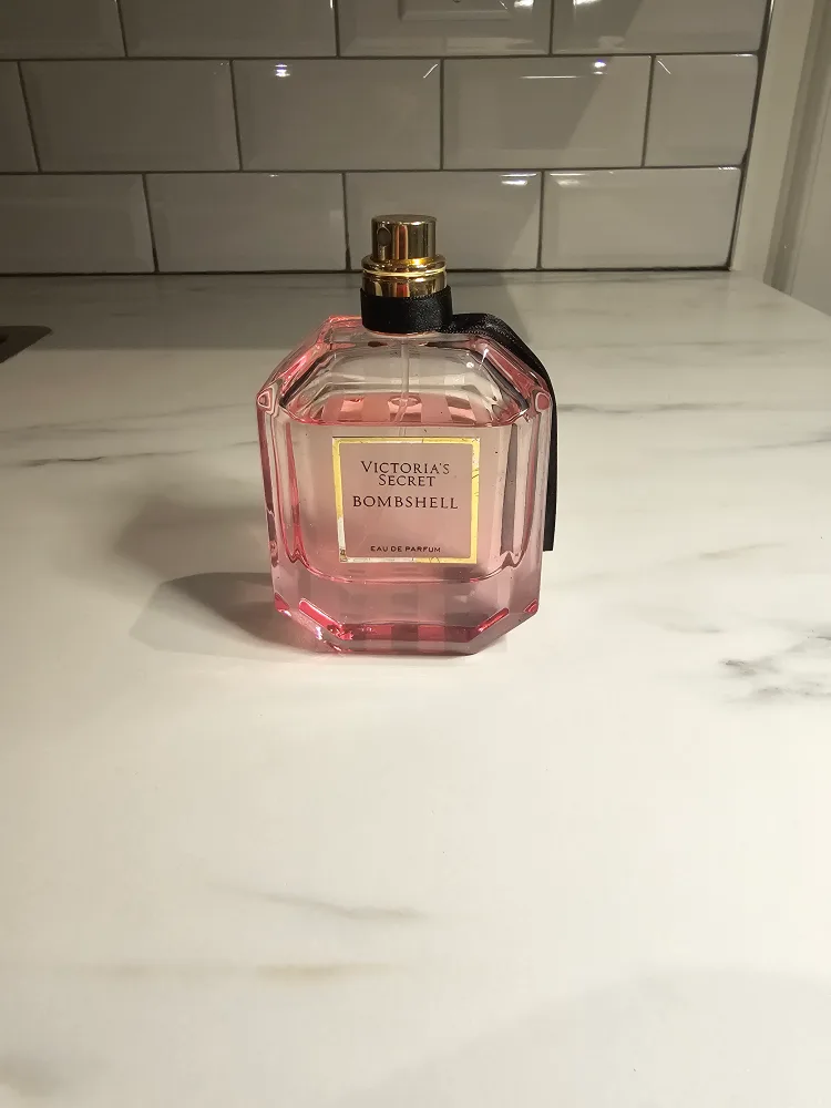 Victoria's Secret Bombshell Perfume thumbnail