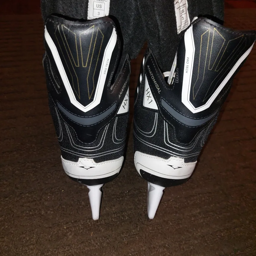 Vic Hockey Ice Skates Size 3 *Like New* image indicator(3)