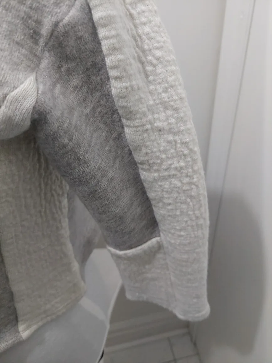 Grey and White Cropped Sweater image indicator(2)