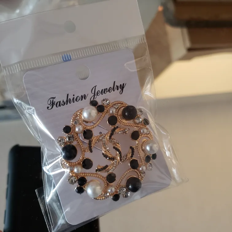 Brand new Channel Black and White Pearl Brooch image indicator(3)