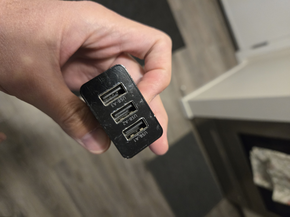 Samsung fast charger 15w  and Ugreen 3 ports USB A - photo 2