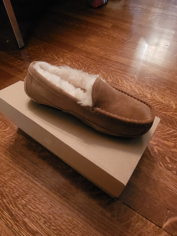 UGG Ansley Slippers, womens size 9 brand new.