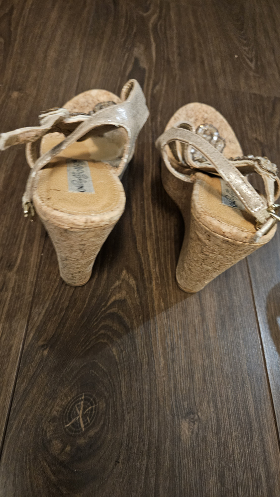Women's Gold Wedge Sandals, Size 7.5 - photo 3