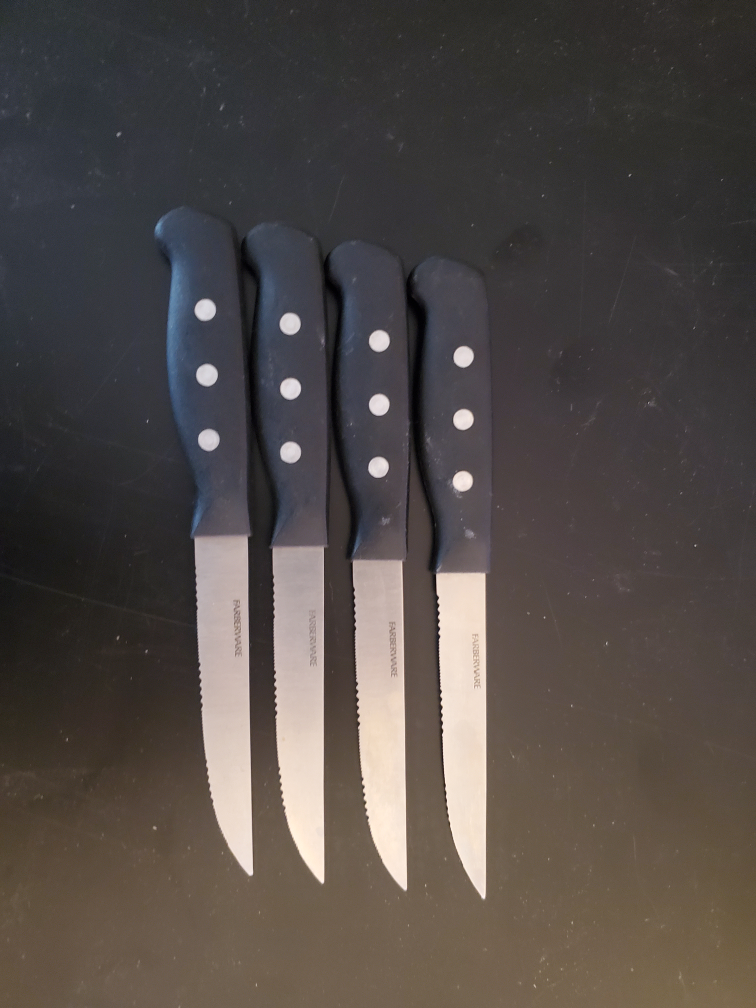 Set of 4  Farberware Steak Knives