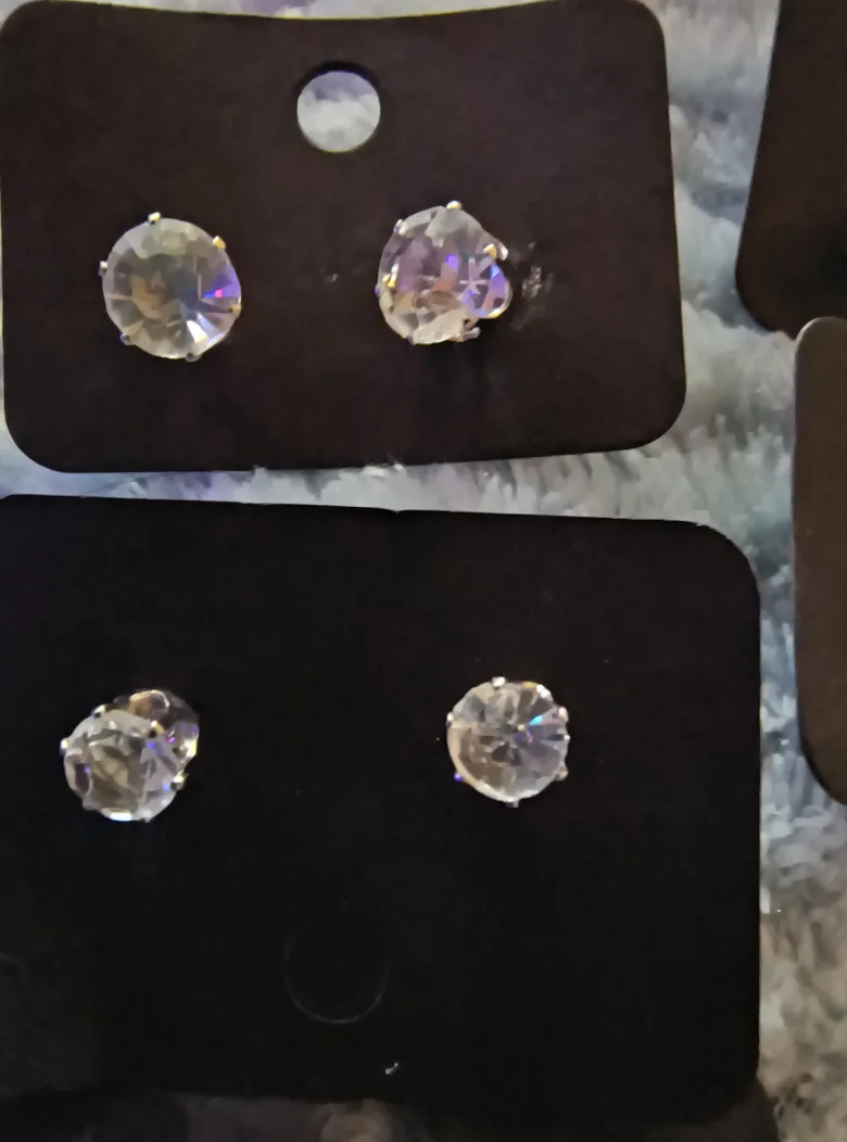 Clear Crystal Stud Earrings image indicator(4)