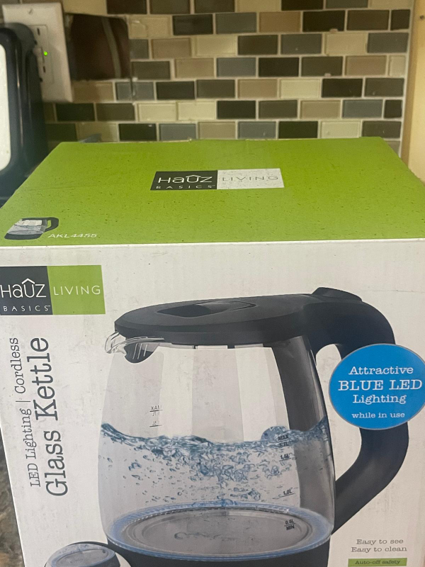 Hauz Living Basics Glass Kettle with Blue LED