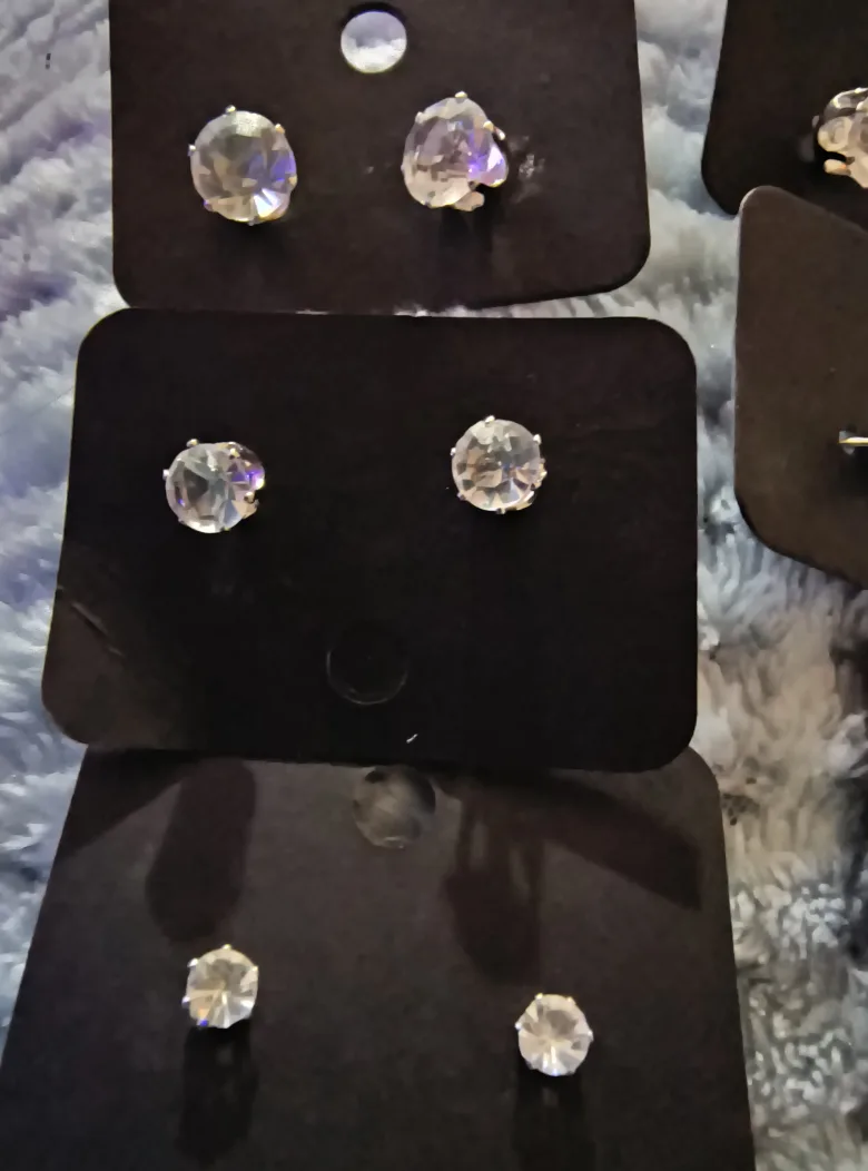 Clear Crystal Stud Earrings image indicator(2)