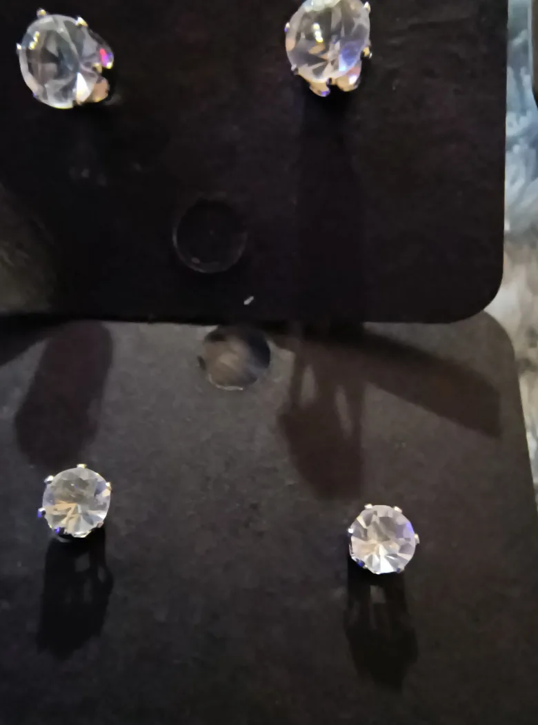 Clear Crystal Stud Earrings image indicator(3)