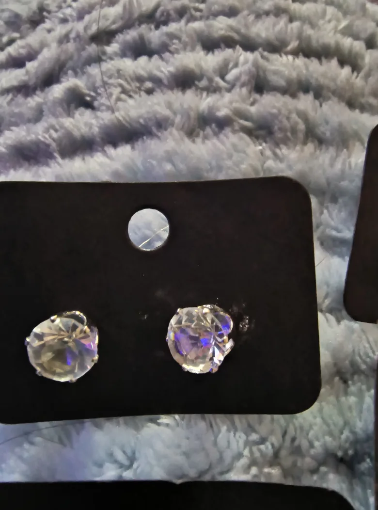 Clear Crystal Stud Earrings image indicator(5)