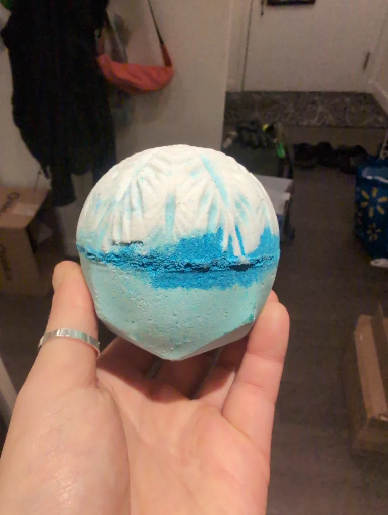 Lush Snowdrift Bath Bomb image indicator(2)