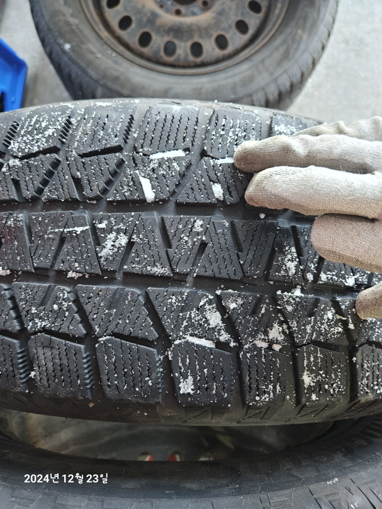 Set of 4 Blizzak Winter Tires on Steel Rims - photo 3