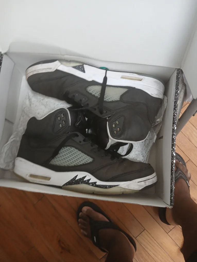 Air Jordan 5 Retro Black/Metallic Silver image indicator(2)