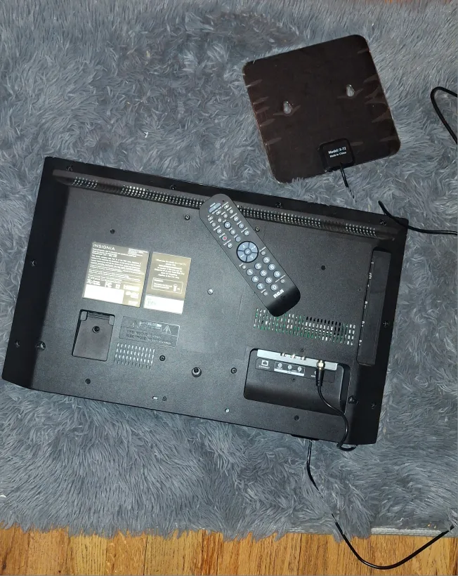 Insignia 22 inch TV with remote and stand image indicator(4)