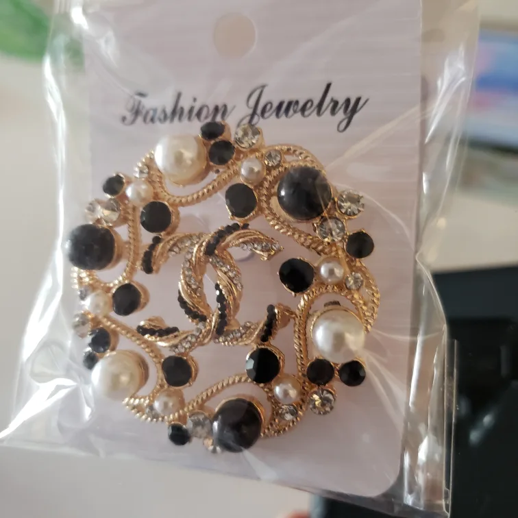 Brand new Channel Black and White Pearl Brooch image indicator(2)