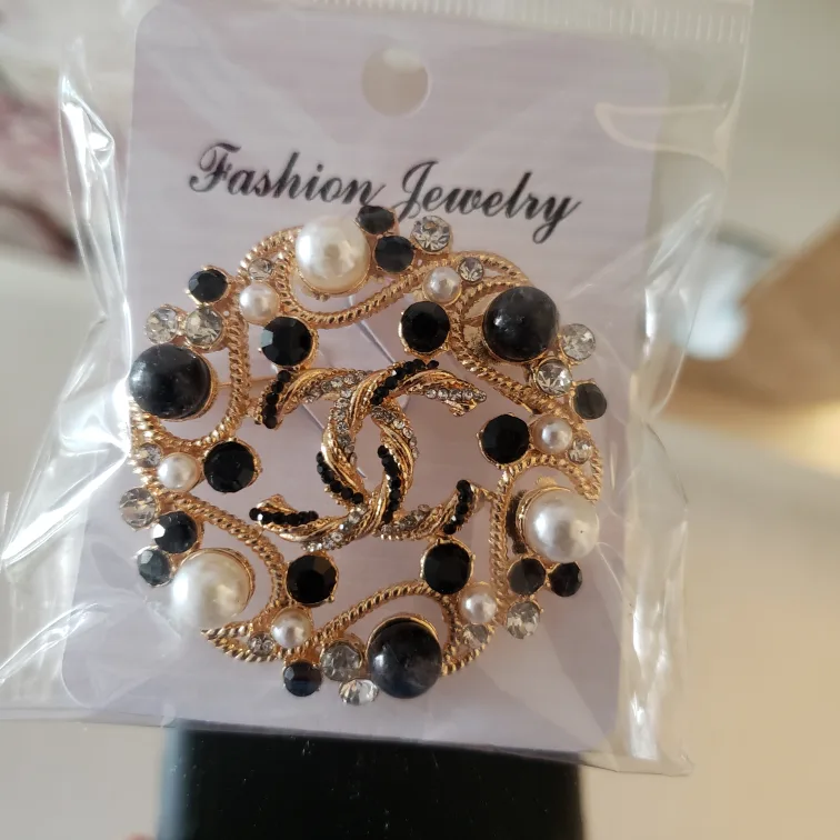 Brand new Channel Black and White Pearl Brooch image indicator(5)