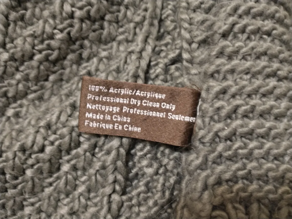 SOFT AND WARM GREY SCARF, PATTERNED image indicator(3)