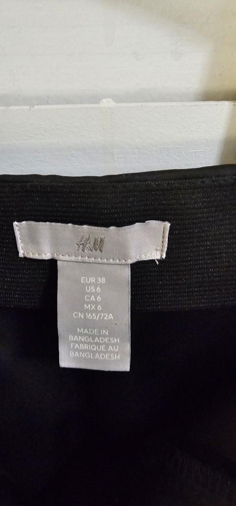 Black H&M Skirt Size 6 zippers on the front - photo 2
