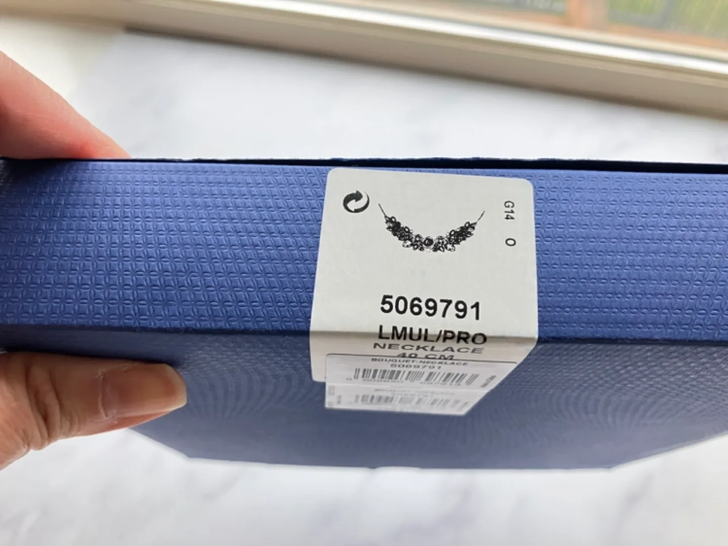 Swarovski Black Rose Bouquet Necklace and Ring Set image indicator(4)