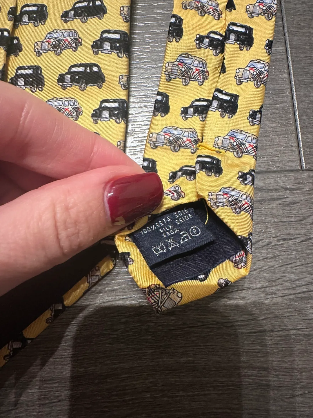 Authentic Burberry London silk tie yellow image indicator(3)