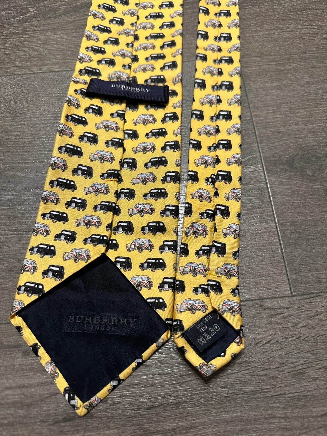 Authentic Burberry London silk tie yellow image indicator(8)