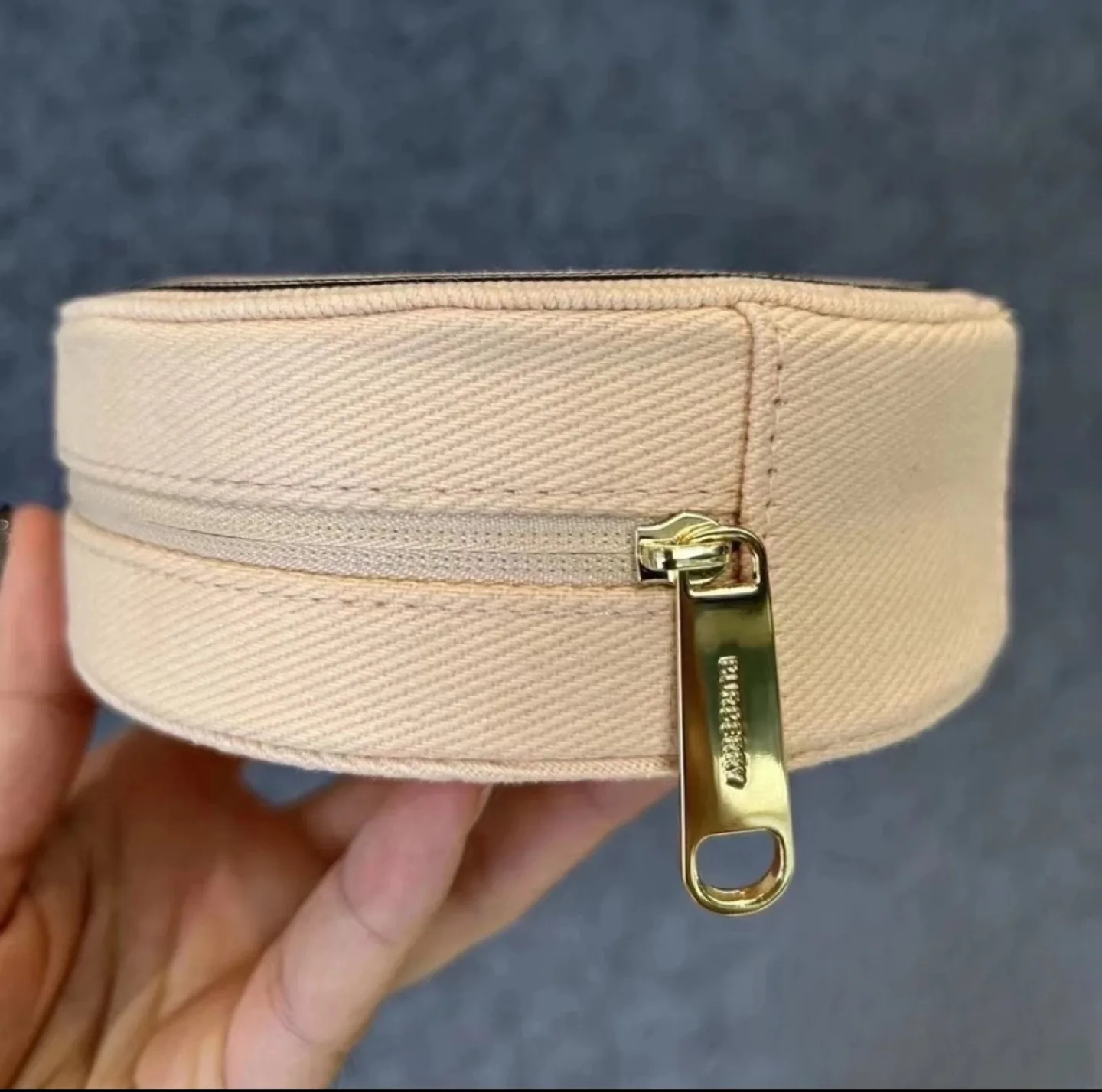 Burberry Goddess Round sling bag image indicator(3)