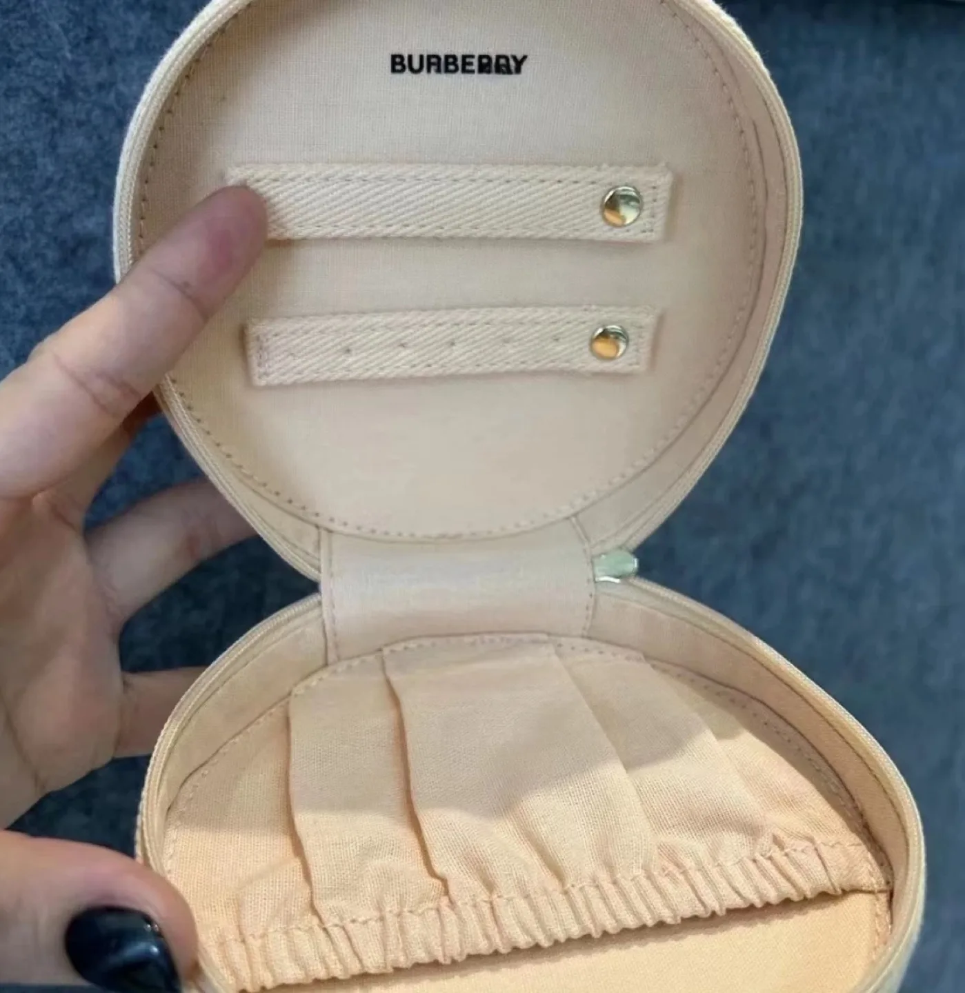 Burberry Goddess Round sling bag image indicator(4)