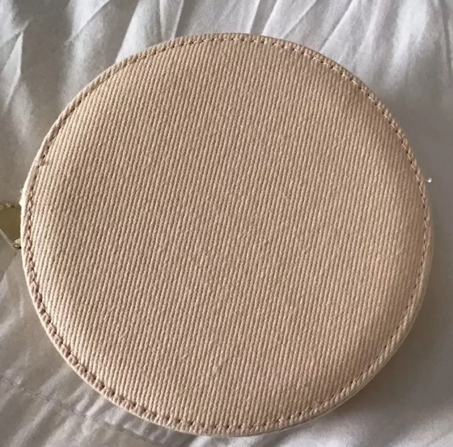 Burberry Goddess Round sling bag image indicator(5)