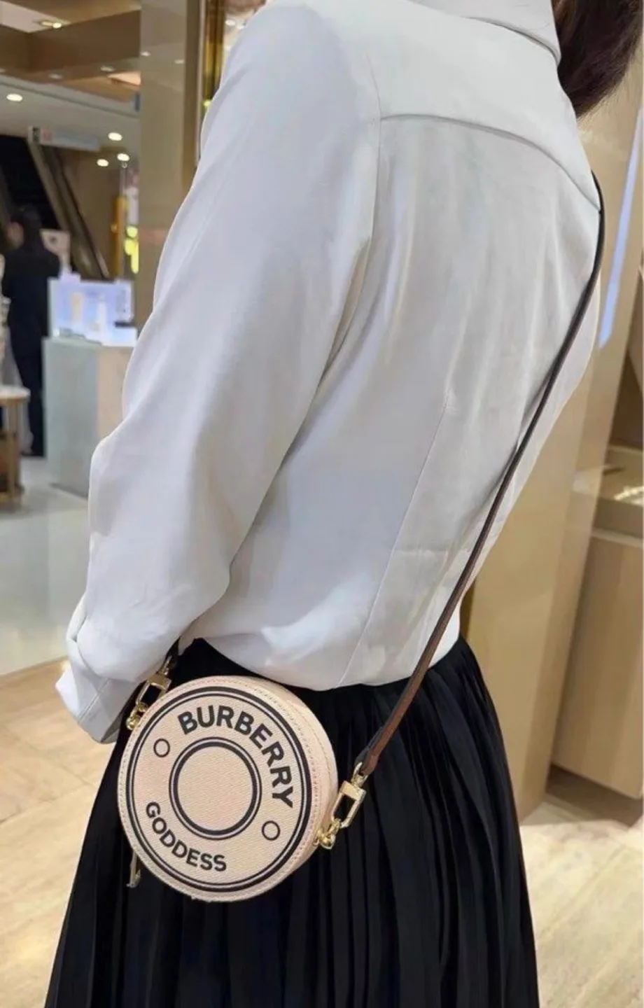Burberry Goddess Round sling bag image indicator(2)