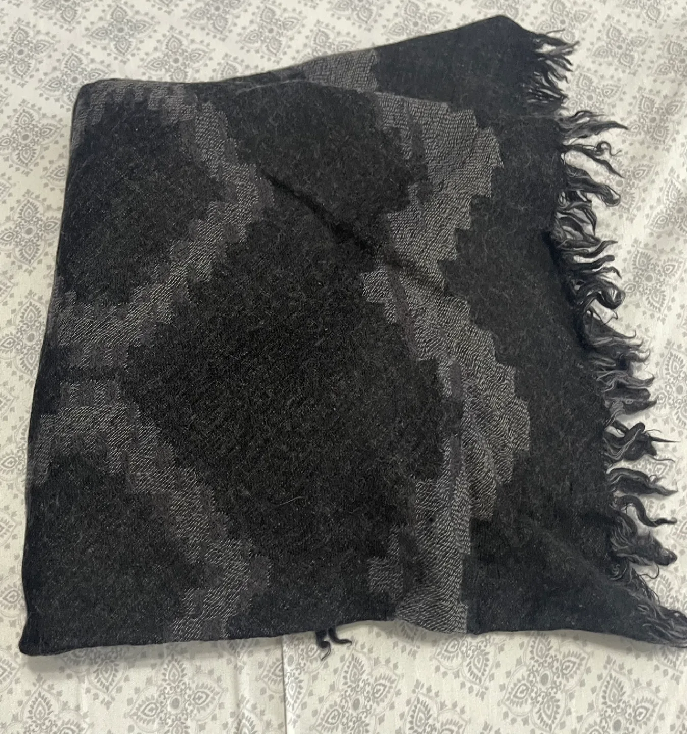 Aritzia wilfred triangle scarf image indicator(4)