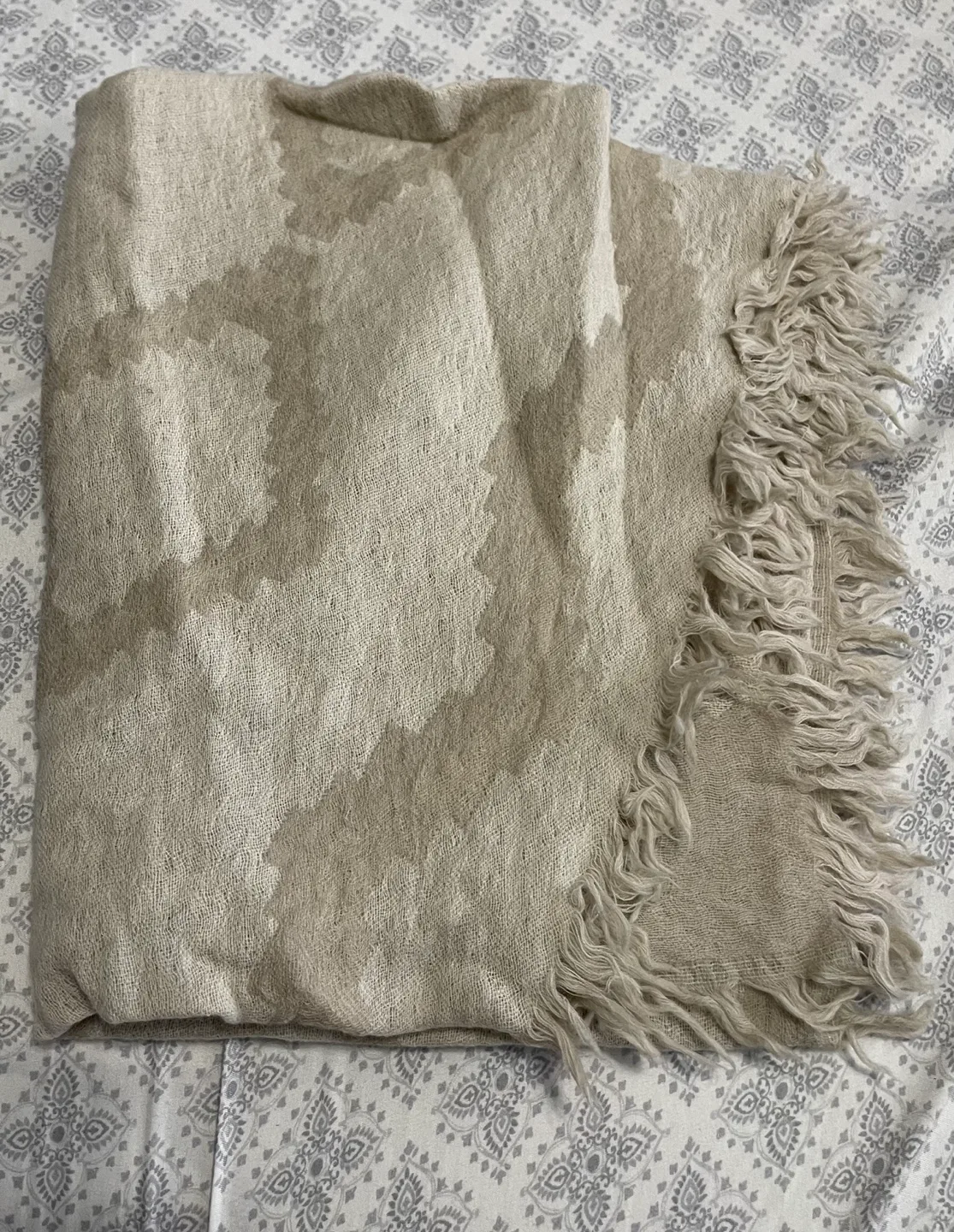 Aritzia wilfred triangle scarf image indicator(3)