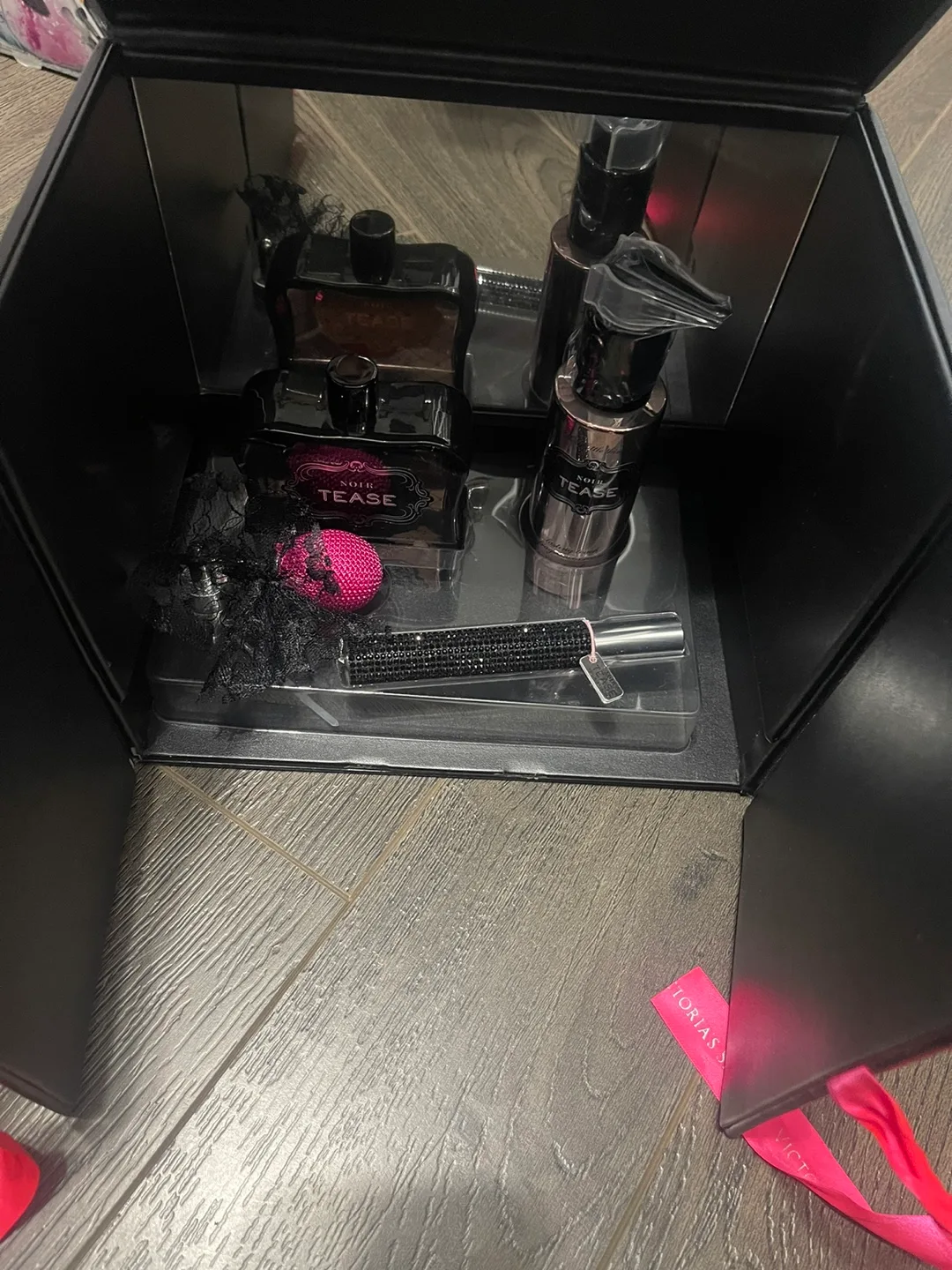 Victoria's Secret Bombshell and Noir Tease Gift Set image indicator(4)