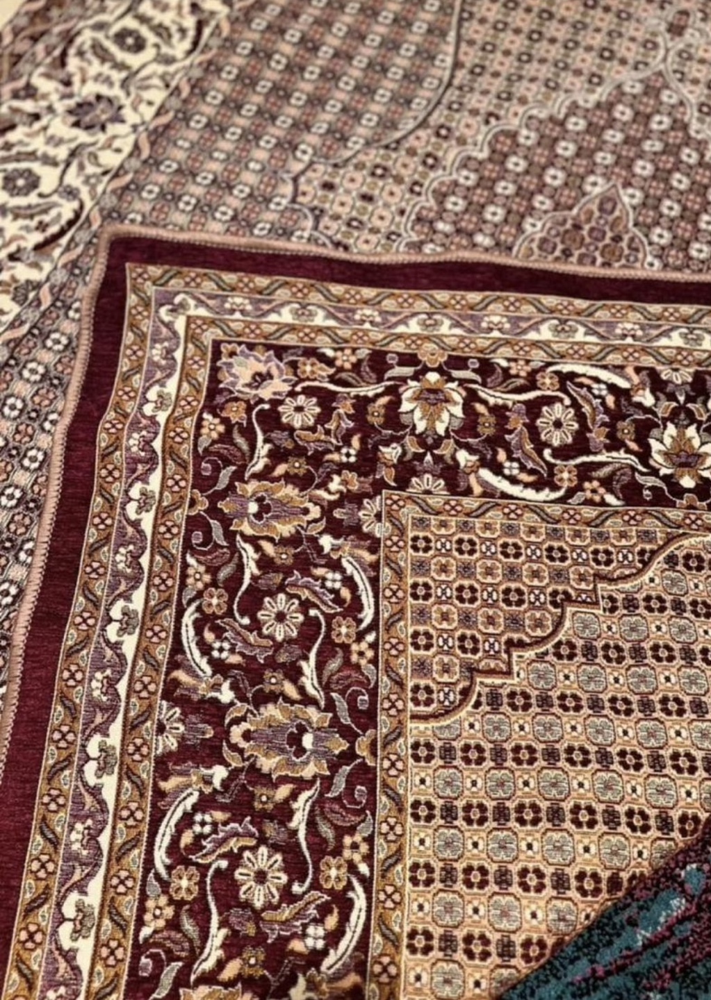 Beautiful dual side washable and foldable turkey made rug NEW