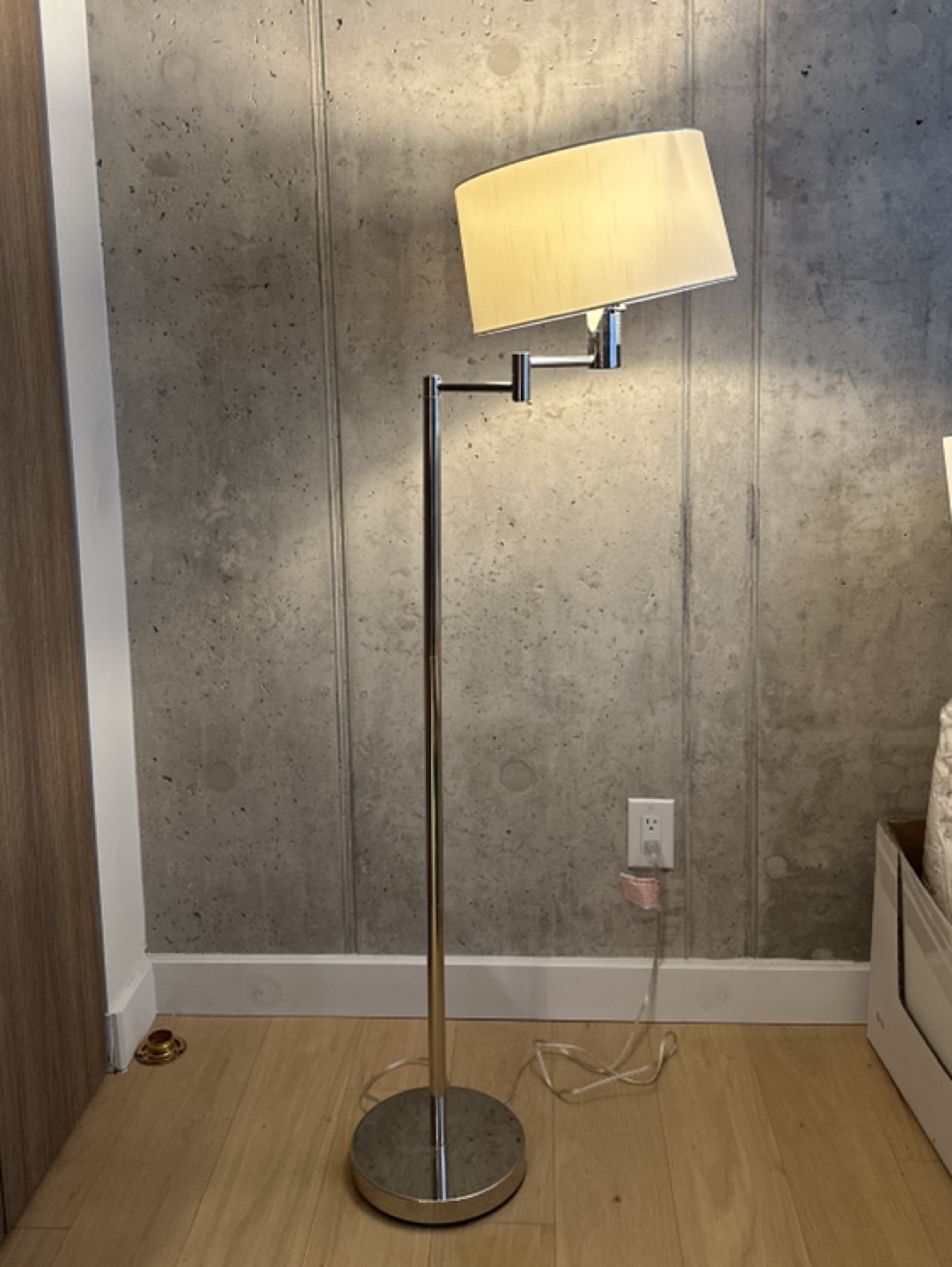 Floor Lamp with Adjustable Arm + light bulb