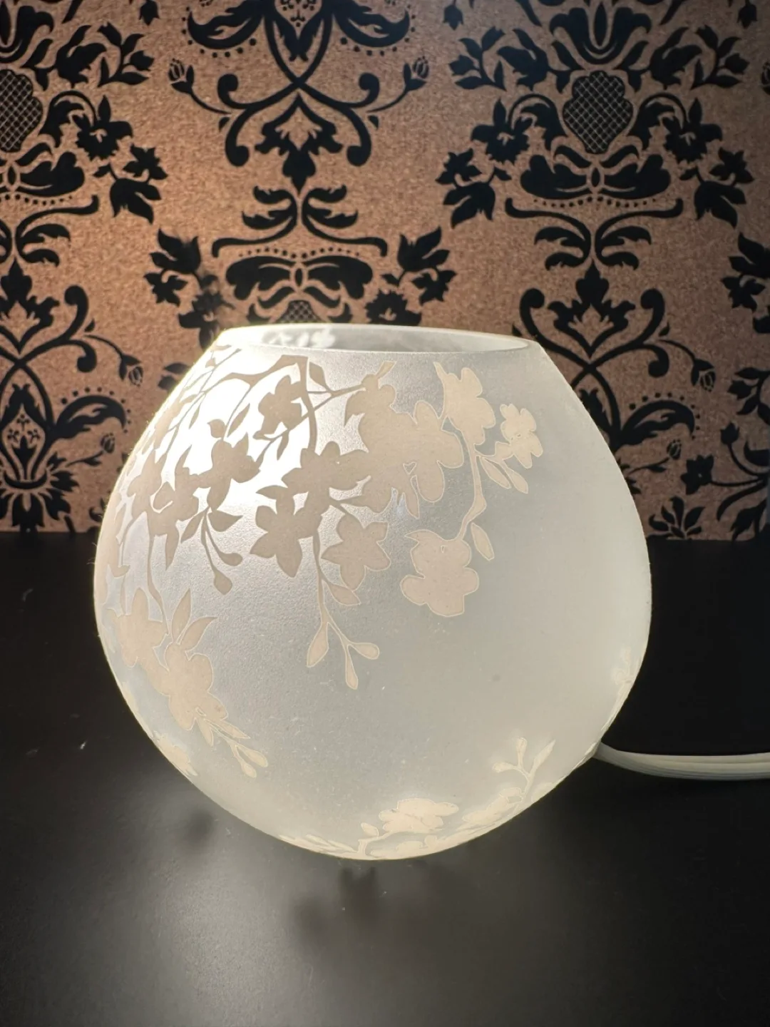 KNUBBIG IKEA, White floral glass lamp image indicator(2)