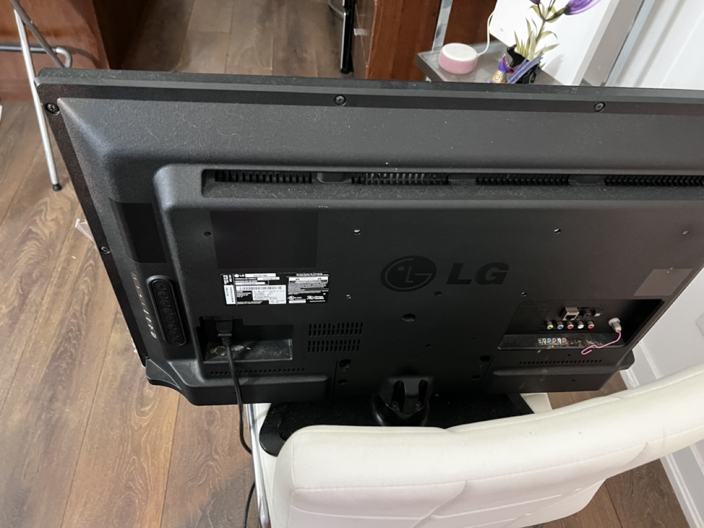 LG 32 Inch TV - photo 2