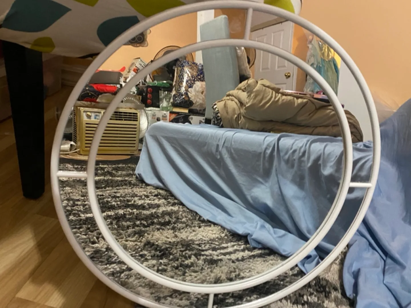 Round Wall Mirror with Metal Frame image indicator(2)