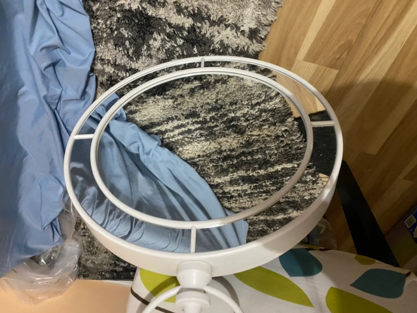 Round Wall Mirror with Metal Frame image indicator(3)