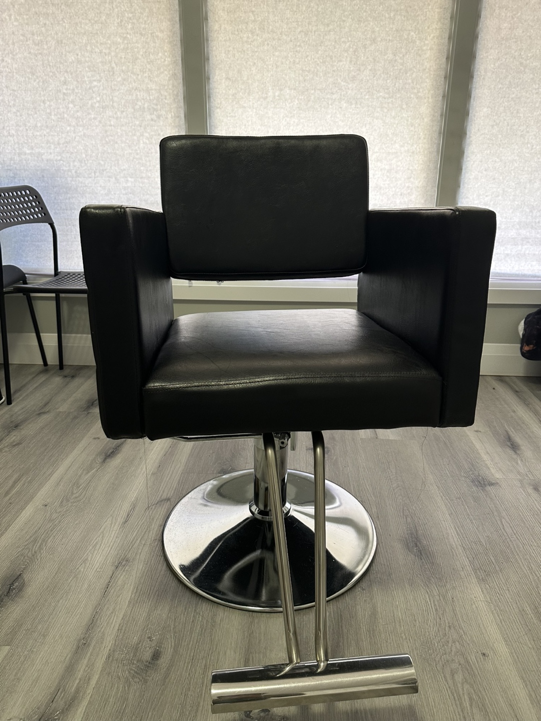 Hairstyling chair