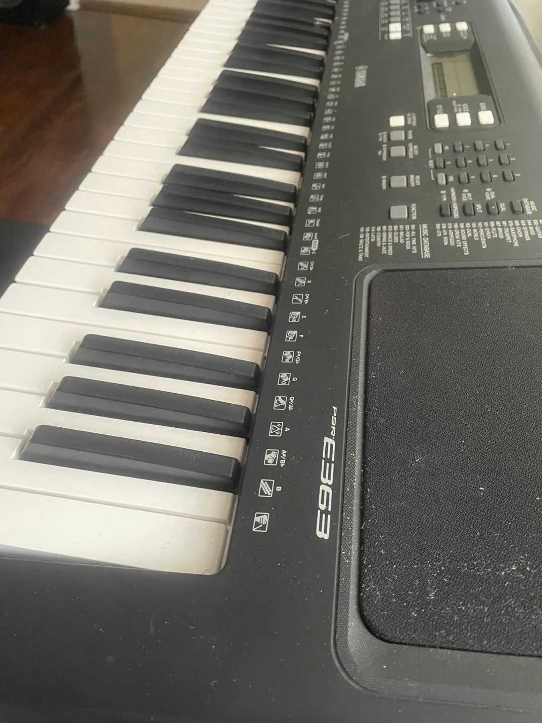 Yamaha PSR-E363 Keyboard with Stand and Bench thumbnail