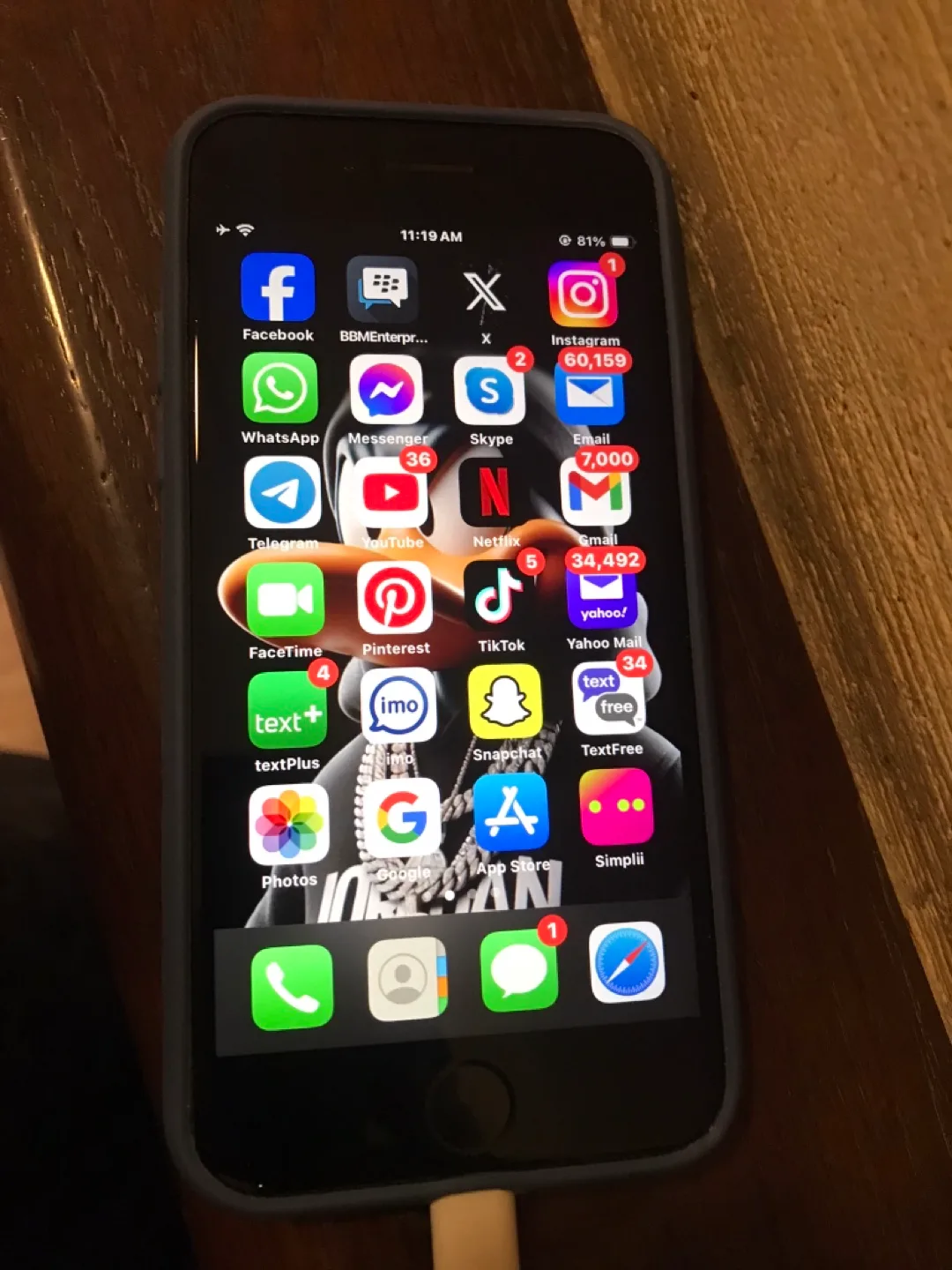iPhone SE 2 Generation  128 GB unlocked PLZ READ DESCRIPTION thumbnail