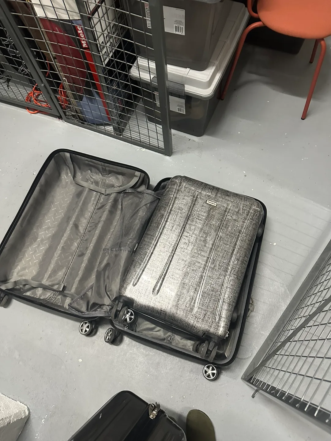 Ser of two Samsonite Suitcases thumbnail