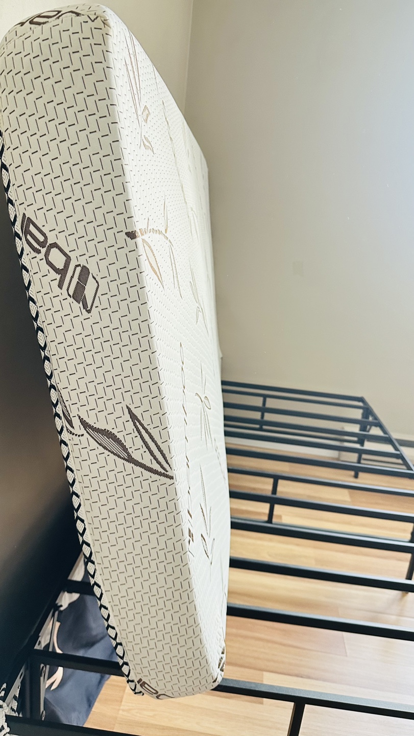 Bed frame and mattress - photo 2